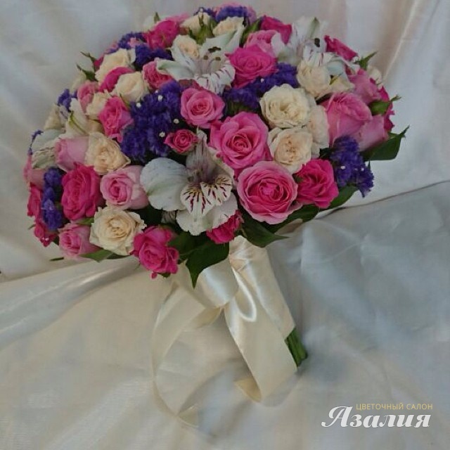 Разнообразие цветов и свадебный букетик невесты.